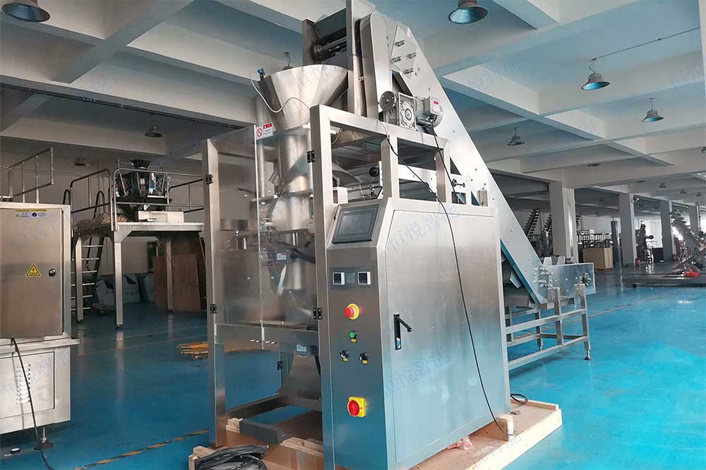 熱干面包裝機集成碗式上料機與全自動立式包裝機或給袋式包裝機相結(jié)合的方式實現(xiàn)自動上料