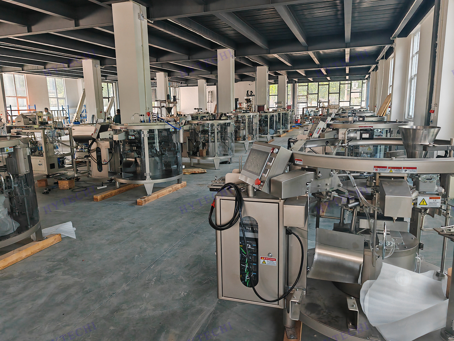 全自動給袋式醬料包裝機是針對醬料