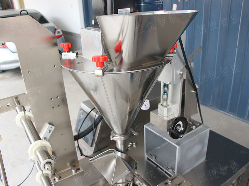 新款智能豆奶粉自動包裝機(jī)