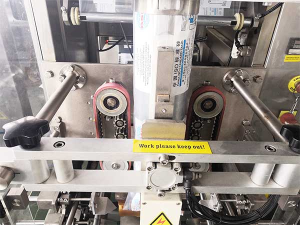 全自動立式包裝機(jī)可使用多種材質(zhì)的薄膜制袋