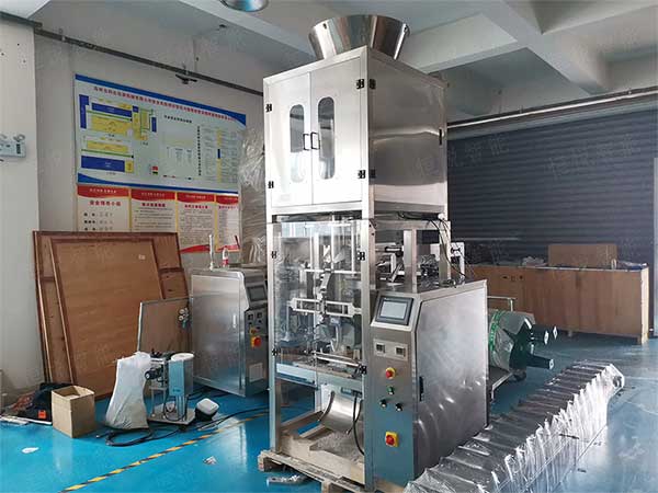 全套粉體自動包裝機流水線由螺桿計量機、真空上料機、成品輸送機組成