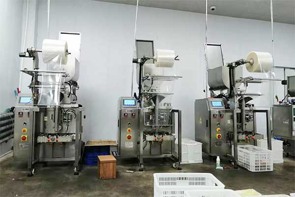 小袋方便面調(diào)料包裝機(jī)，制袋精美效率高